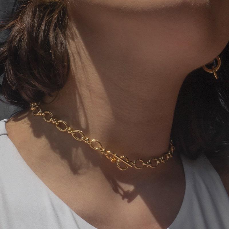 
                  
                    Astrid & Miyu -Textured Oval Link T-Bar Necklace- Gold
                  
                